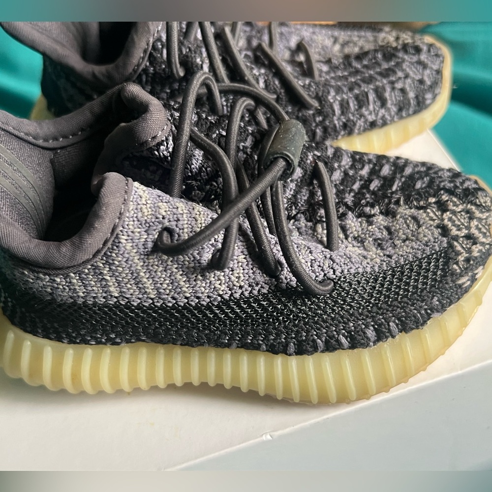 Yeezy boost 350 v2 carbon